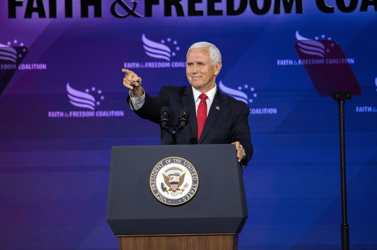 Cine este Mike Pence, omul care ar prelua conducerea Statelor Unite dacă Trump nu își poate îndeplini atribuțiile