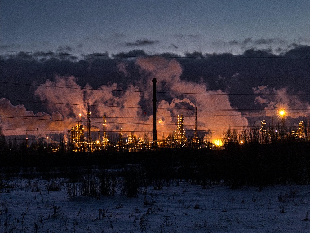 Motivul ascuns pentru care China construiește mega rafinării de petrol chiar în momentul în care prețul petrolului scade și mașinile electrice se vând tot mai bine