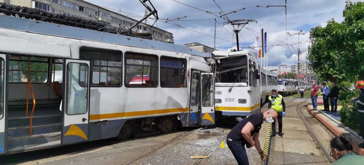 București: Patru persoane au fost rănite după ce două tramvaie s-au ciocnit