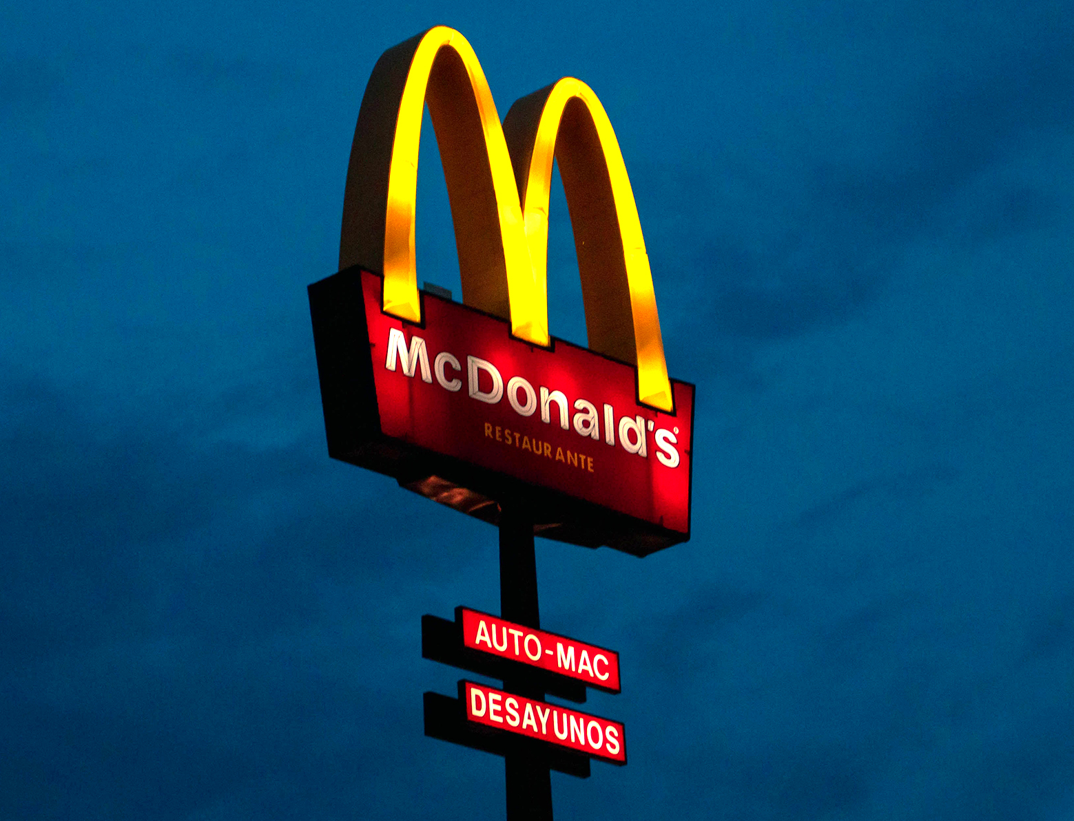 Cine este noul CEO al McDonald's, cel care i-a luat locul șefului prins că a avut o relație cu o angajată. De un an, el mănâncă zilnic un produs al restaurantului fast food