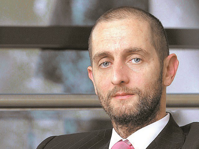 Opinie Dragoș Damian, Terapia Cluj: Mii de cumpărători la mall-ul de lânga Cluj, nici un loc de parcare. Piețele din și de lângă oraș, semi-închise și semi-abandonate