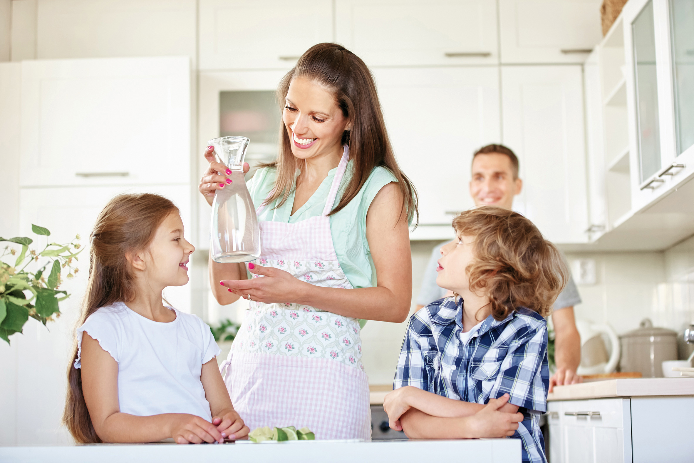O familie cu doi copii în România are nevoie de aproape 7.300 de lei pentru un trai decent - studiu