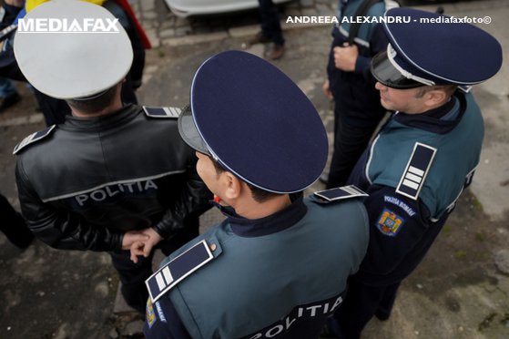 Concentrate pentru pui, tort și prăjituri pentru nuntă, mită pentru 10 polițiști din Dolj