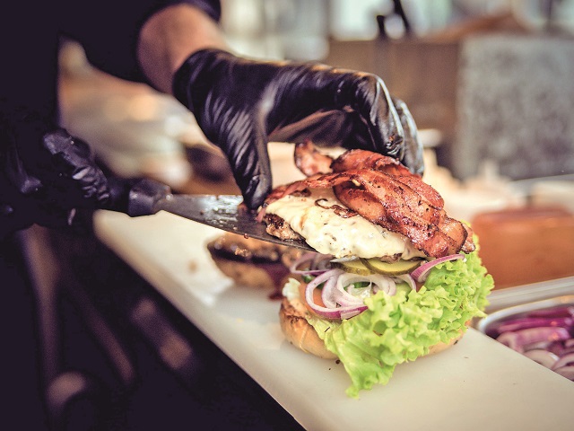 Unu din șapte lei cheltuiți de români în restaurante a mers către fast-food-uri și șaormerii. În 2020 pandemia a afectat aceste businessuri, dar mai puțin ca piața totală
