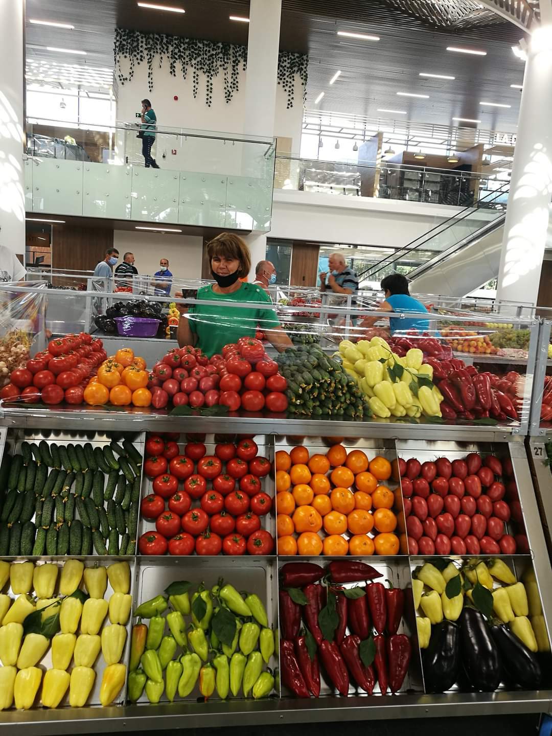 Scandalul închiderii piețelor agroalimentare. Peste 50% din producția de fructe și legume românești, în cuantum de 2,3 milioane de tone anual, se vinde în piețe