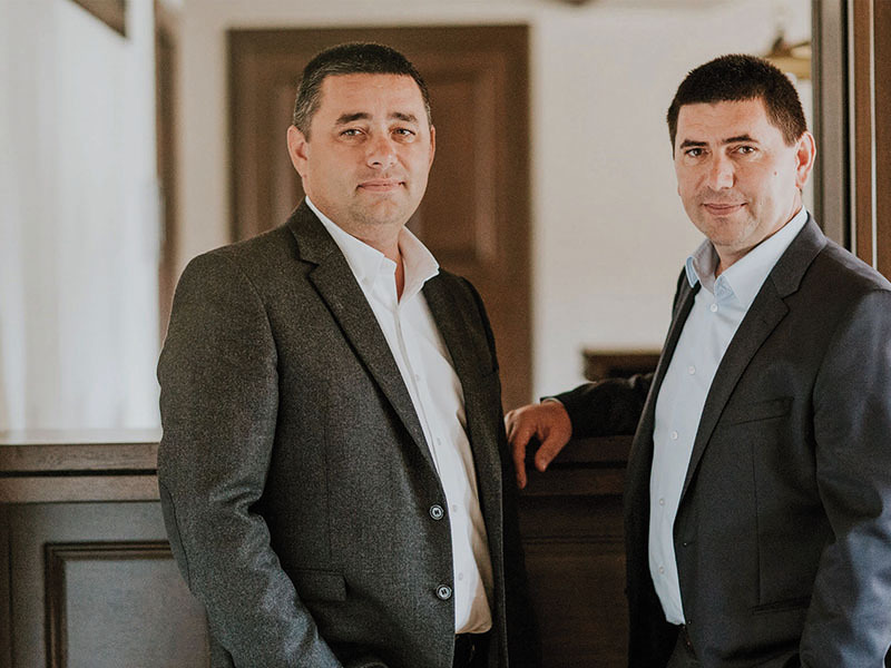 Povestea fraților care au început o afacere cu o mașinărie improvizată în curtea casei din Petrești (Alba), iar acum au un business de 40 de milioane de euro