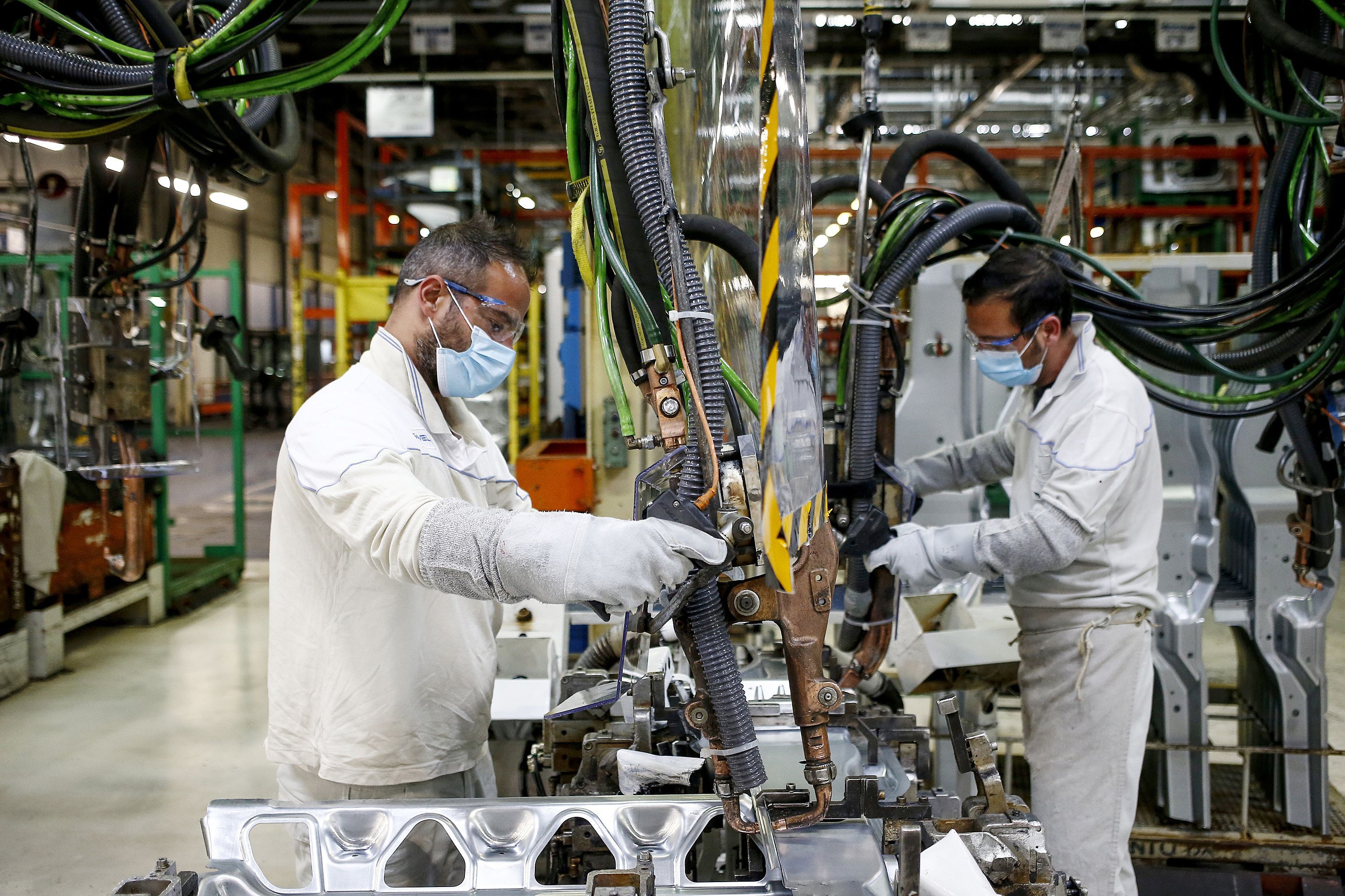 Fabricile din Italia și Spania sfidează impactul pandemiei: „Sectorul manufacturier arată bine, însă problema constă acum în impactul generat de noile restricții asupra serviciilor”