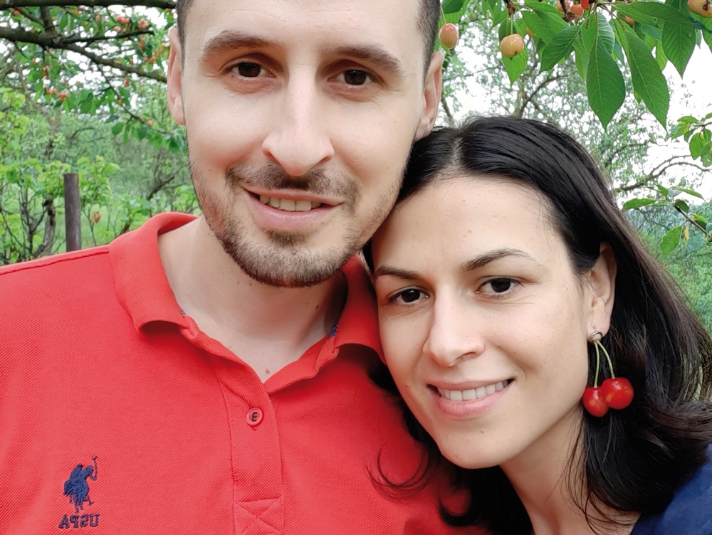 Povestea unei afaceri începute de doi tineri după ce au fugit din oraș de frica pandemiei, și dezvoltată cu ajutorul bunicilor chiar în curte lor