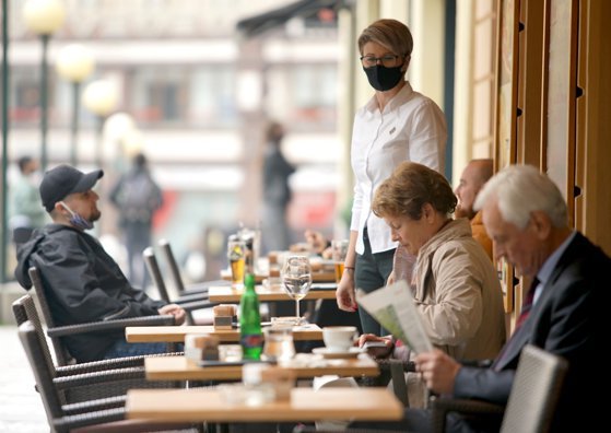 Studiu american: Covid se răspândește cel mai mult în restaurante, săli de sport și baruri