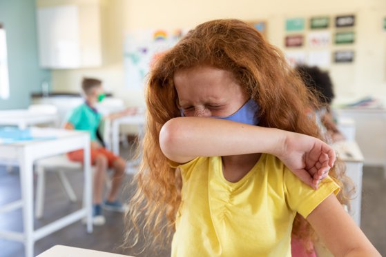 Distanța care te protejează de virus. Cât de departe ajung picăturile generate de un simplu strănut