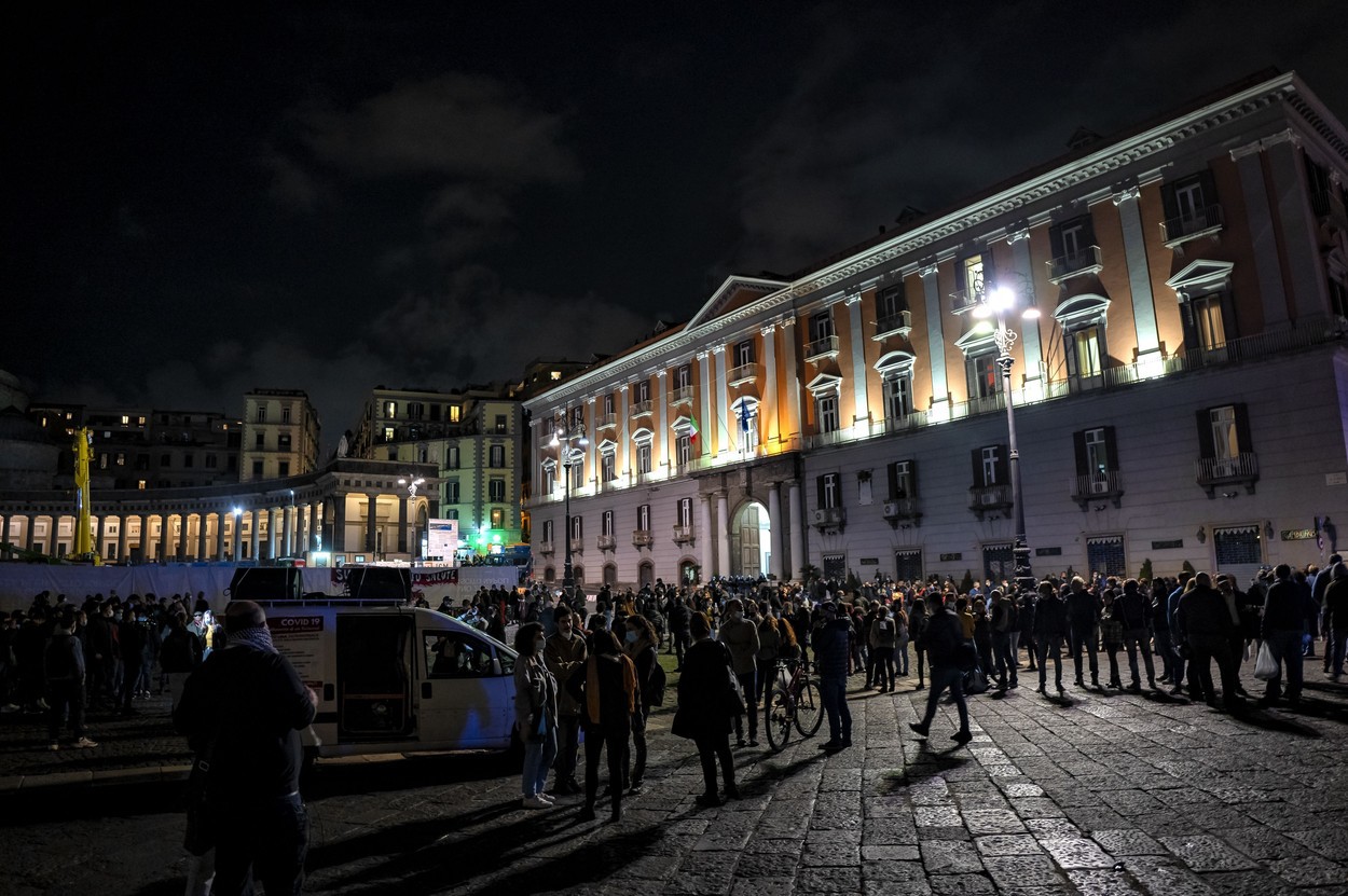 Proteste în Italia față de intrarea în carantină totală pe regiuni. Napolitanii au ieșit pe străzi