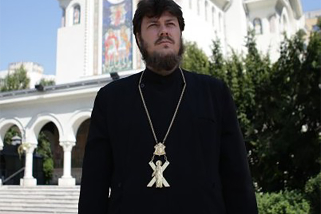 Purtătorul de cuvânt al Arhiepiscopiei Tomisului, îi ia apărarea ÎPS Teodosie. El spune că că "nu Biserica a umplut spitalele, ci colcăiala de interese enorme pe niște cârpe, numite măști".