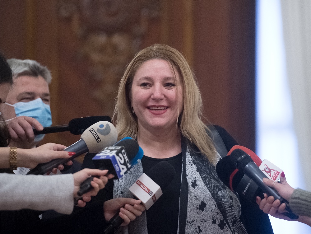 Senatul cere DSP București să comunice dacă Diana Șoșoacă este exceptată de la purtarea măștii