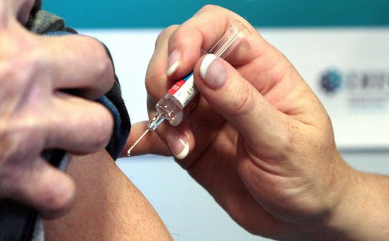 Când ajunge vaccinul în România: Prima tranșă de 10.000 de doze ajunge în țară pe 26 decembrie
