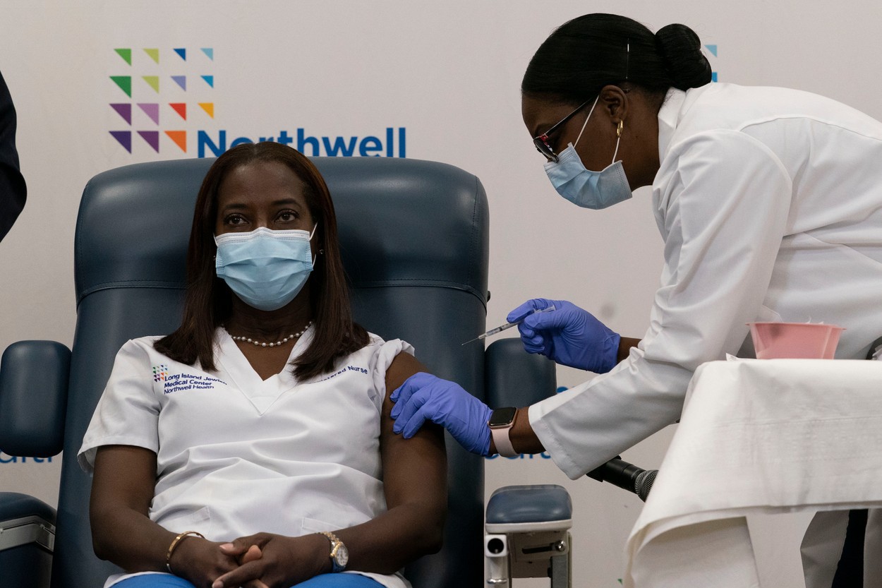 Start la vaccinare în SUA: O asistentă de la ATI devine primul american care beneficiază de vaccinul Pfizer-BioNTech