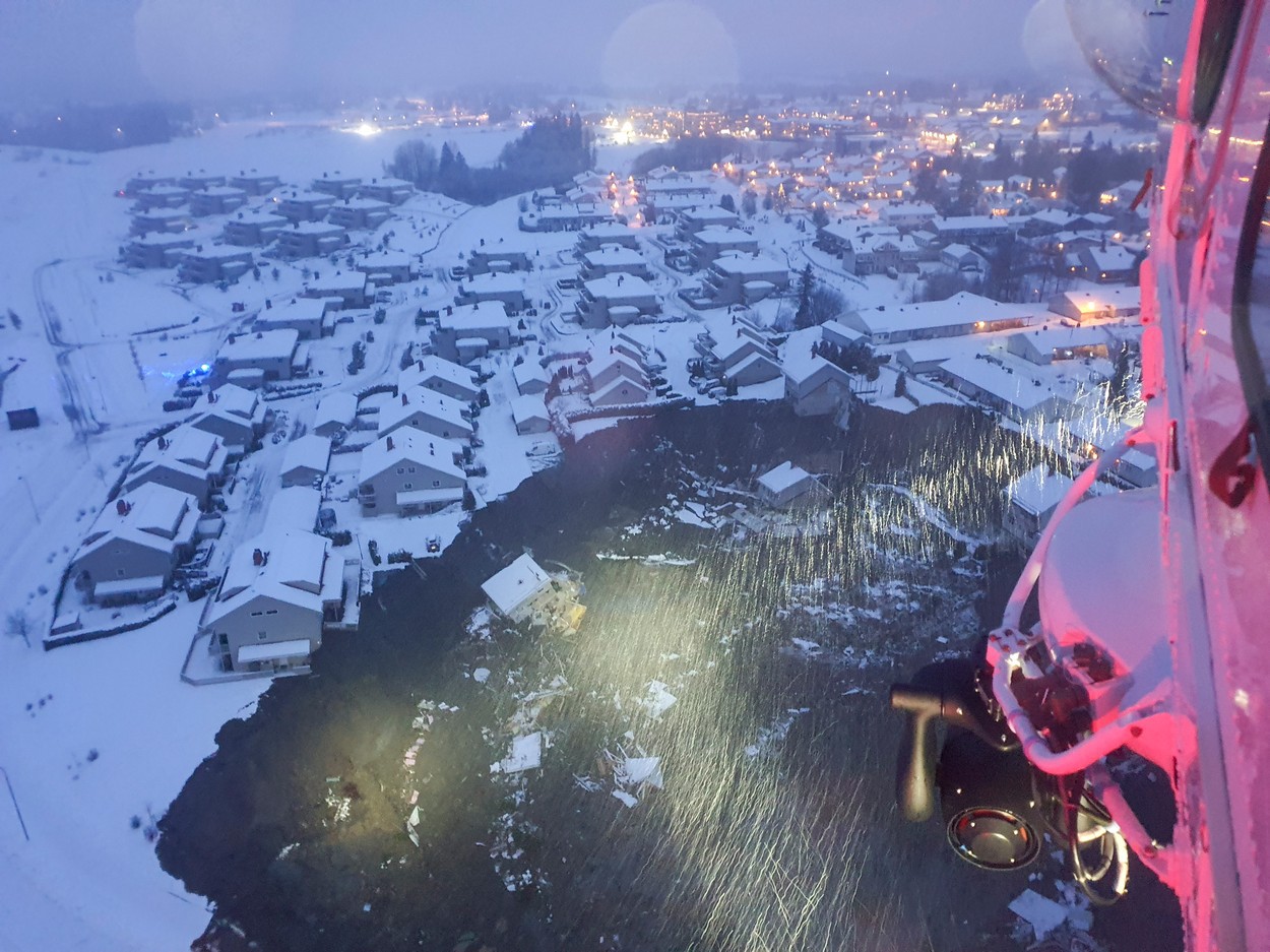 GALERIE FOTO. Dezastru natural în Norvegia: Sute de persoane au fost evacuate și zeci de case au fost distruse în urma unei alunecări de teren