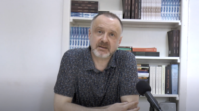 Lider AUR: Romii sunt o „plagă socială” iar „bărbații nu caută în femeie luciditatea”. Motivul pentru care a fost dat afară din Uniunea Scriitorilor