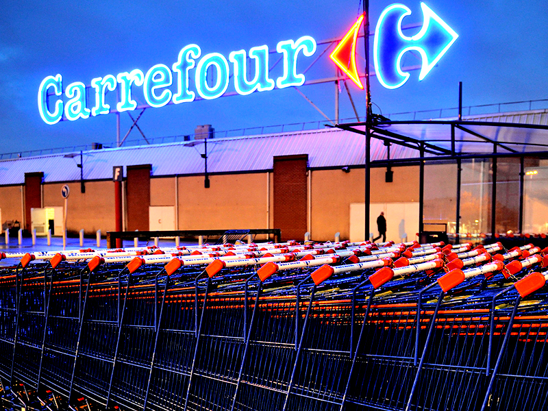 Nu se mai vinde Carrefour: Tranzacția s-a împiedicat de politicienii francezi. Acțiunile Carrefour scad la Paris cu peste 5,5%