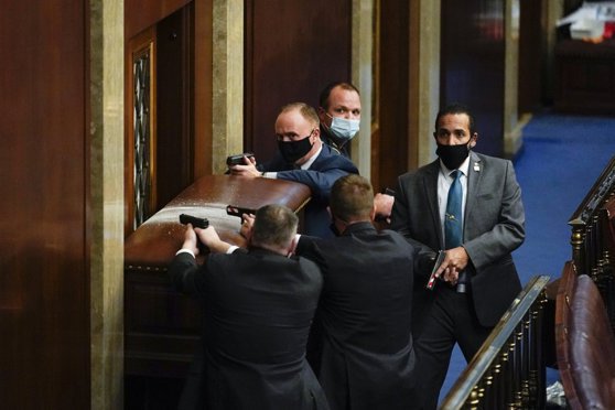 Stare de asediu în capitala SUA, Washington D.C., după ce Clădirea Capitoliului a fost luată cu asalt de suporterii lui Trump. Ciocniri violente: patru morți și 52 arestați