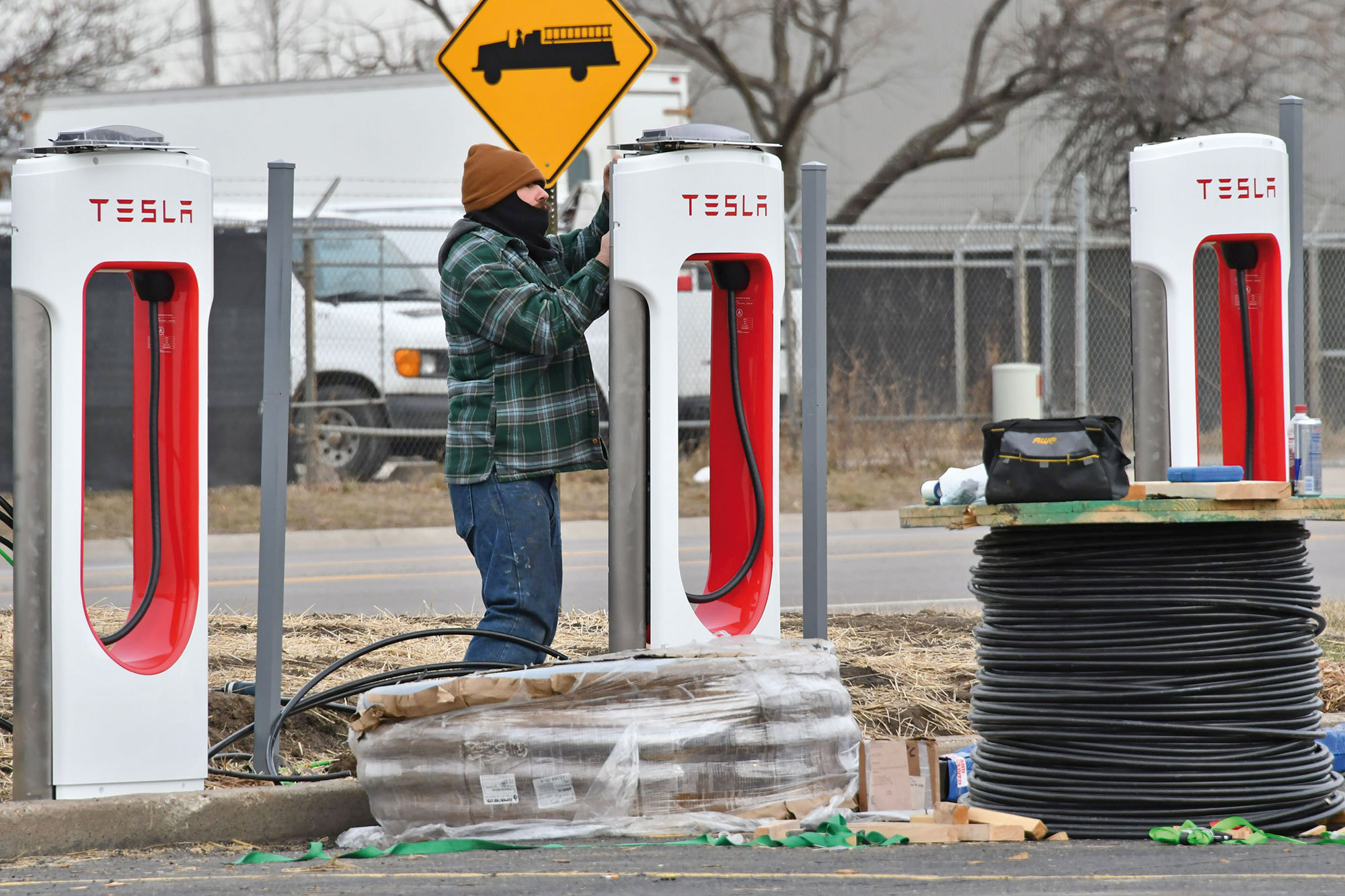 Tesla accelerează în Romania