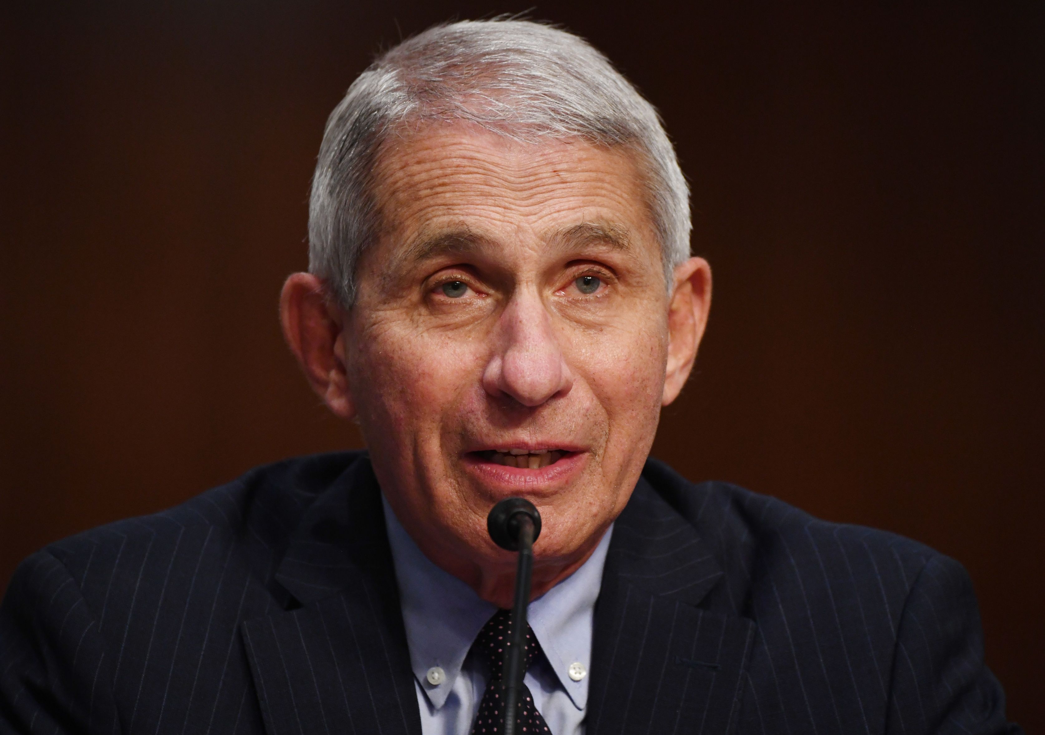 Anthony Fauci, principalul epidemiolog al Casei Albe, anunță: Noile date arată că vaccinurile anti-COVID sunt mai puțin eficiente împotriva noilor tulpini ale coronavirusului