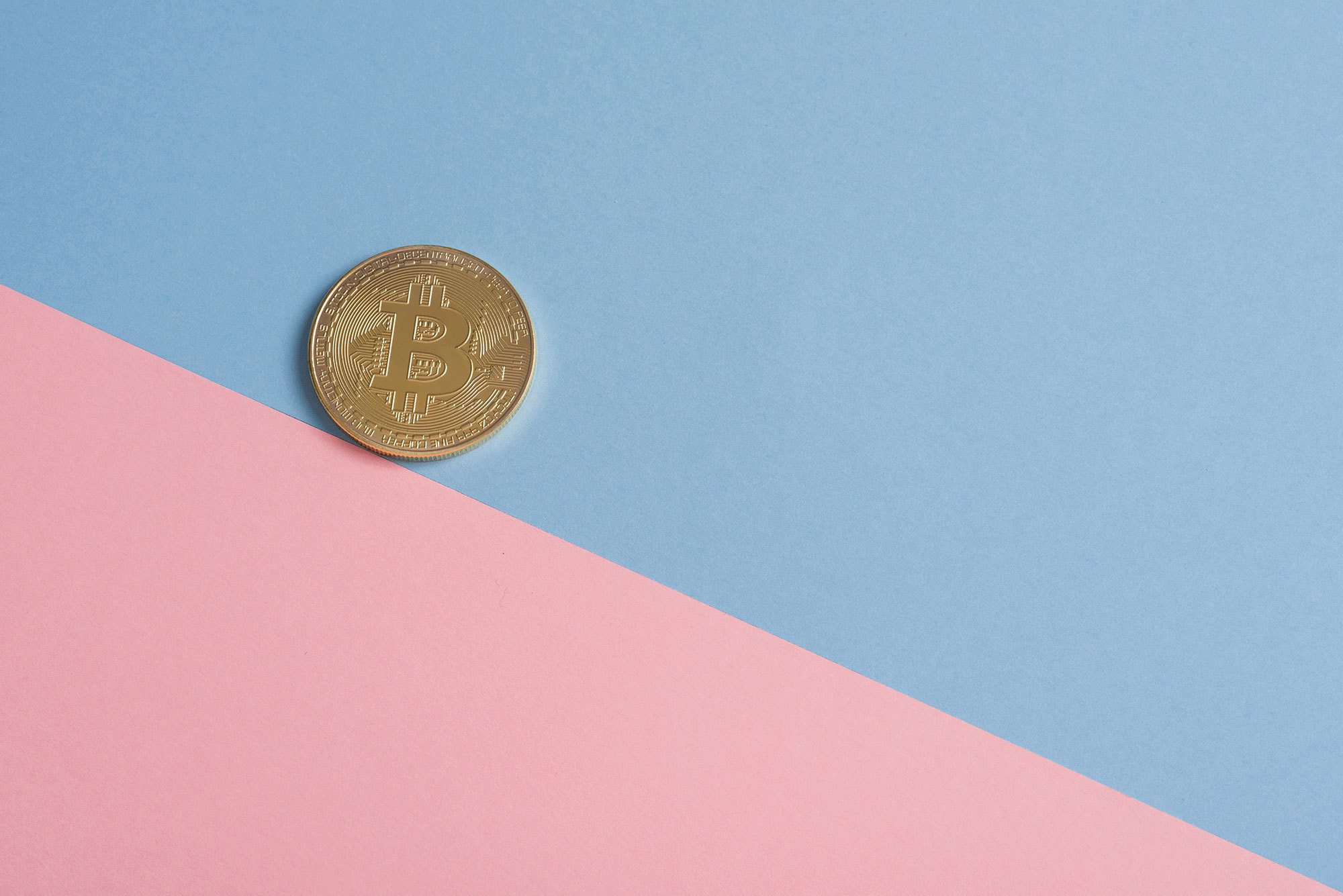 Bitcoin în 2021: Românii cumpără, dar educația financiară rămâne o problemă. România este „aproape un paradis fiscal” pentru bitcoin