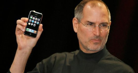 14 ani de la primul iPhone. Steve Jobs: Aici nu vorbim de 3 device-uri separate! Este un singur device! Și îl numim iPhone! Astăzi, Apple va reinventa telefonul