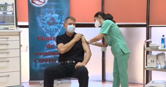Iohannis, după ce s-a vaccinat: Nu doare. Recomand tuturor vaccinarea