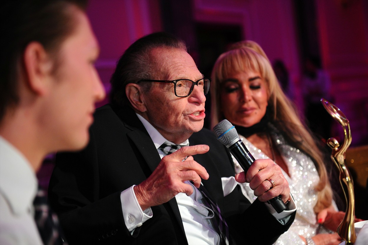 Larry King, cel mai cunoscut prezentator de talk-show-uri din lume, care a făcut din CNN cel mai urmărit post din America în anii 90, a murit la 87 de ani din cauza COVID