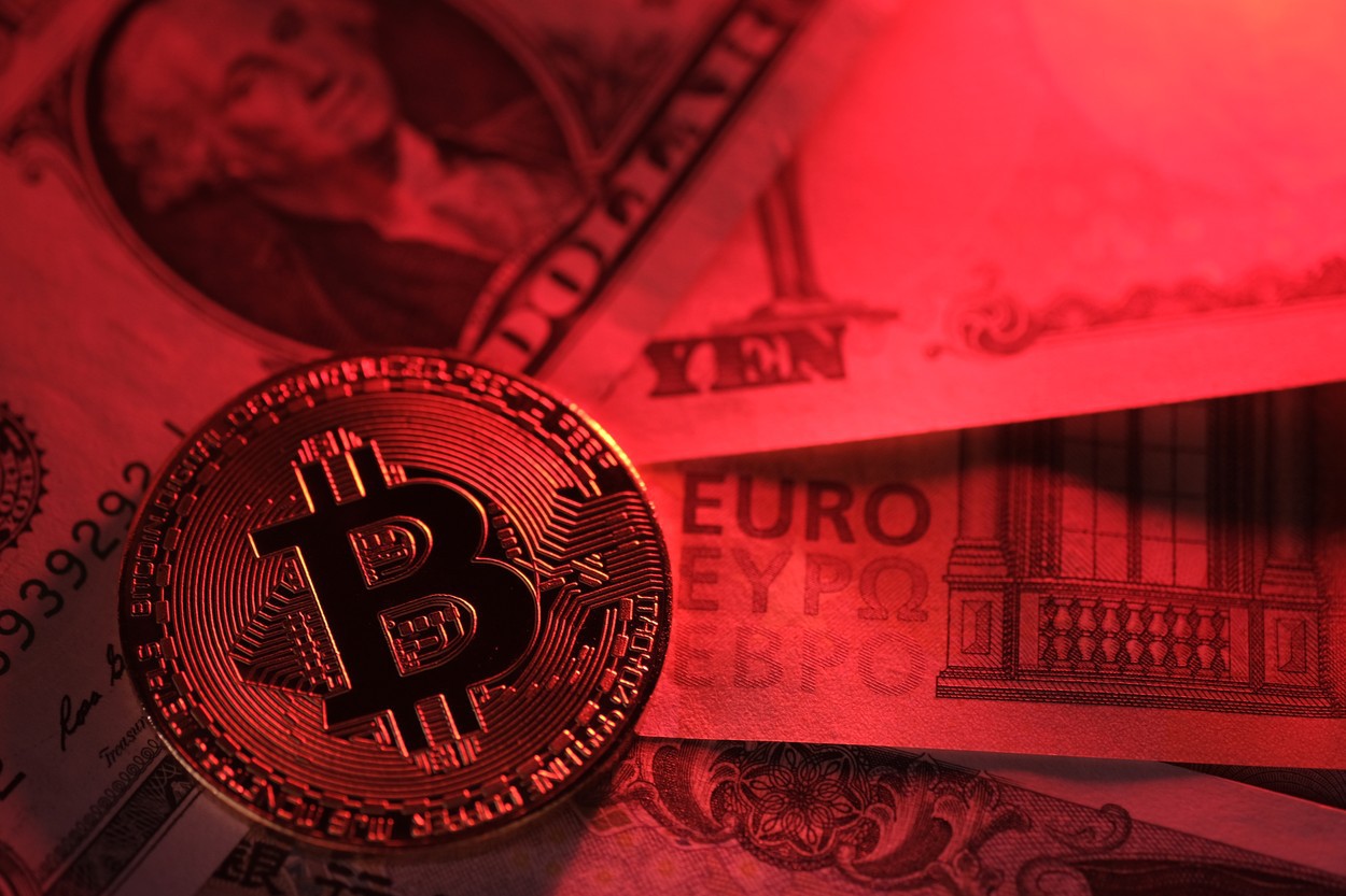 Volatilitatea lovește puternic: Bitcoin scade brusc cu 17%, la o zi după recordul de 34.000 de dolari
