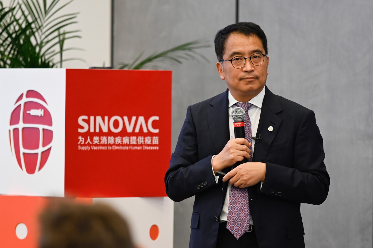 Vaccinul chinez Sinovac ar putea fi salvarea pentru țările mai sărace, dar pot guvernele lumii să treacă peste trecutul înțesat de corupție și mită al companiei?