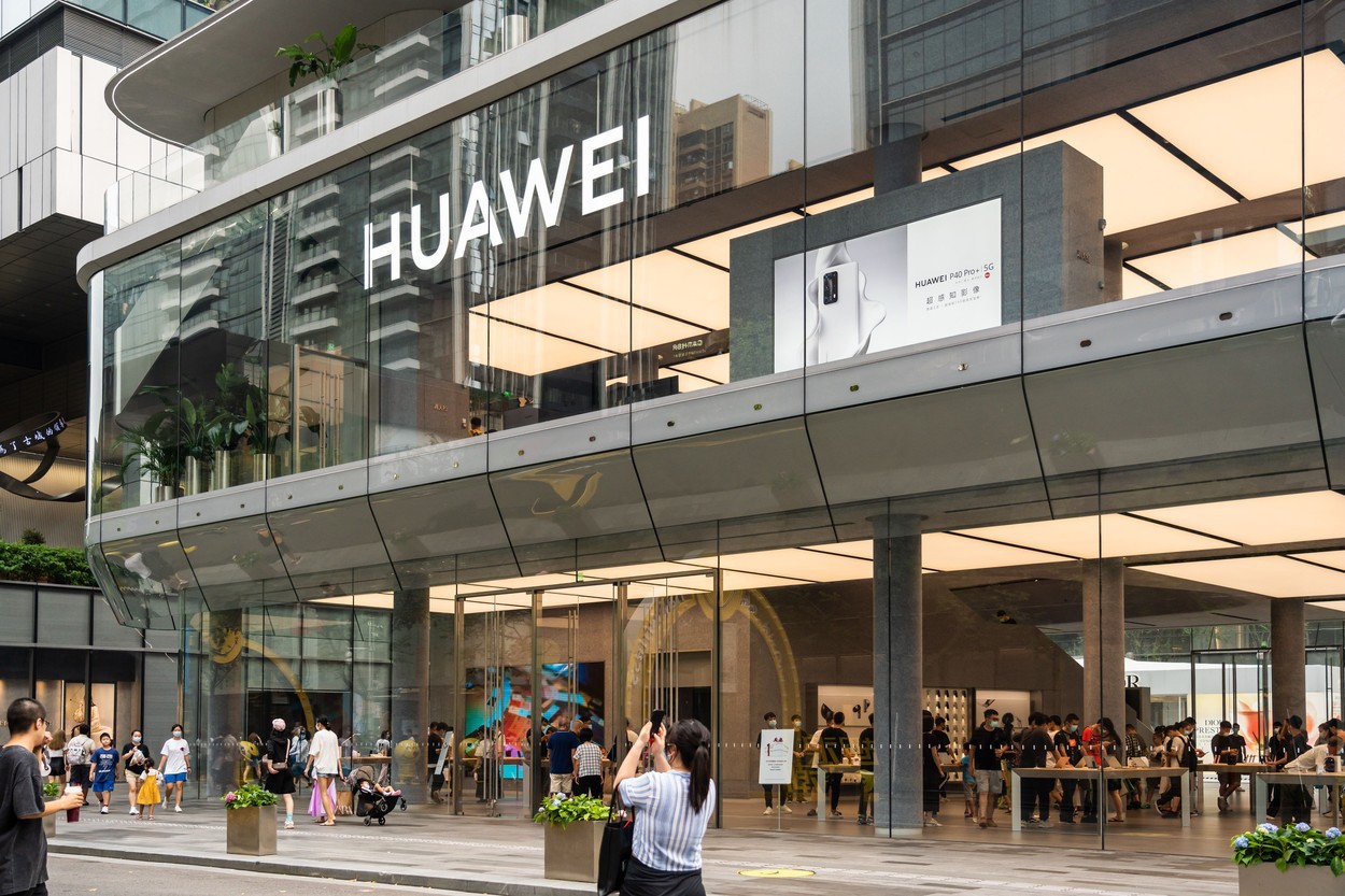 Ultimele lovituri ale lui Trump: SUA interzice Intel și altor companii să-și mai vândă produsele către Huawei