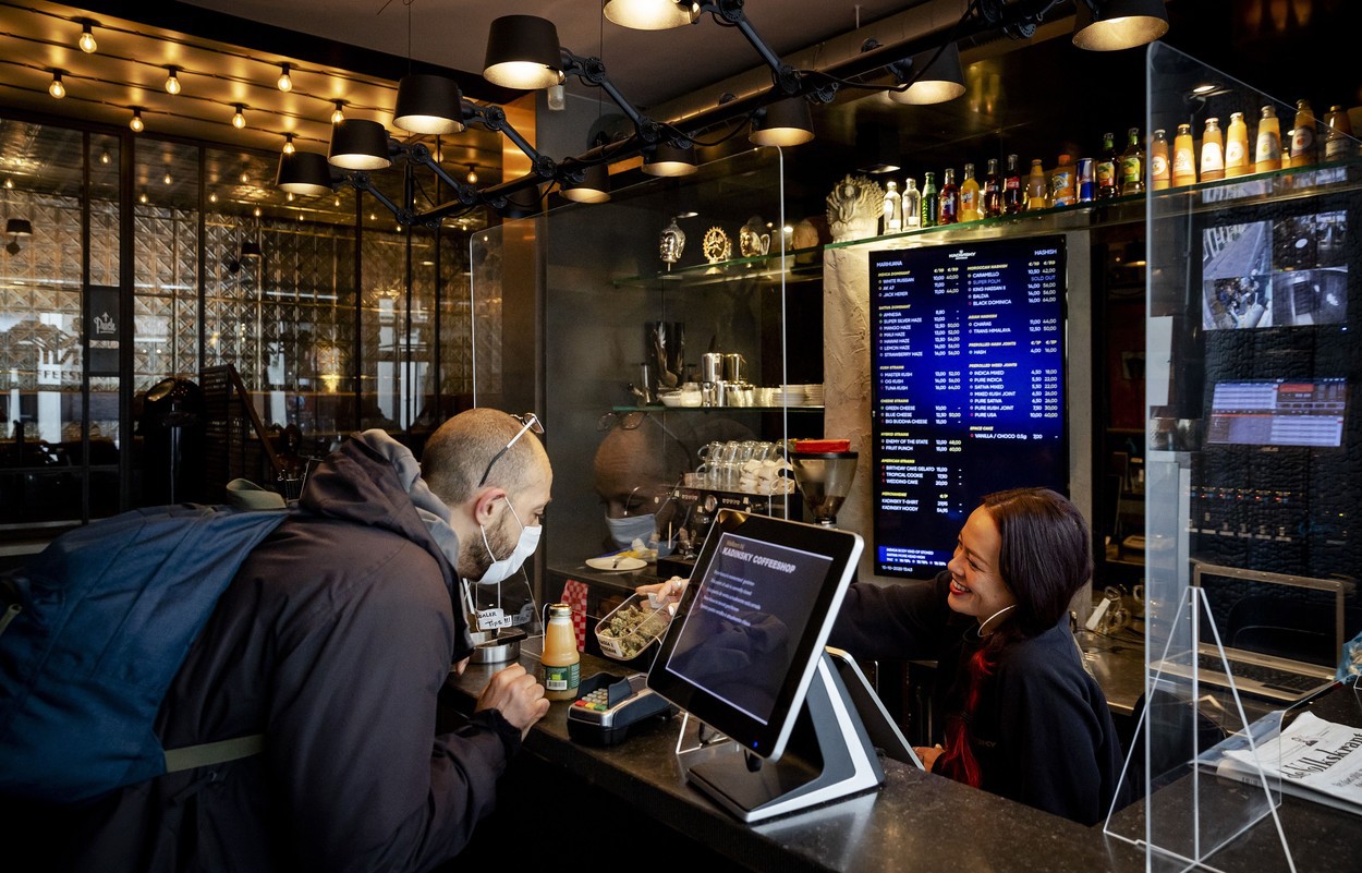 Schimbare de paradigmă: Amsterdam vrea să le interzică turiștilor să cumpere cannabis din cafenele