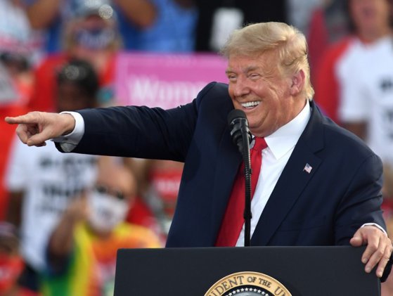 Cadourile lui Trump pentru Biden: burse la maxim, un dolar mai slab, tone de datorii