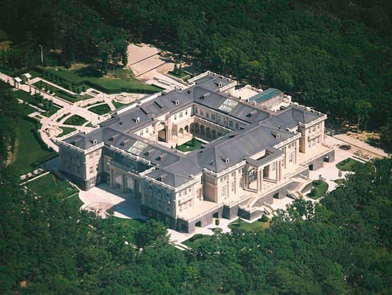 Alexei Navalnîi a publicat, la două zile de la arestarea sa, o anchetă despre Putin. Opozantul lui Putin arată schema de corupție dirijată de Putin ca să obțină o proprietate fastuoasă