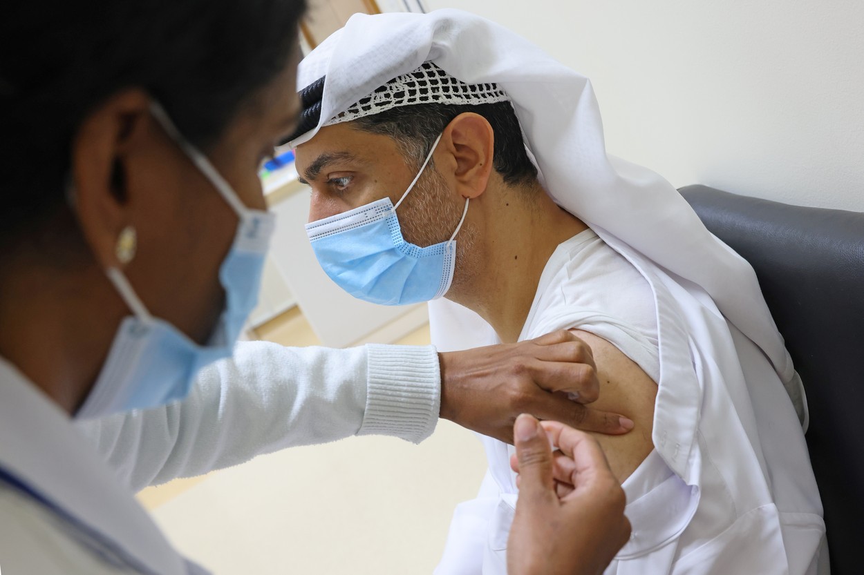 Emiratele Arabe Unite plănuiesc să își vaccineze 50% din populație, aproape cinci milioane de oameni, până la sfârșitul lunii martie, într-unul dintre cele mai eficiente programe de imunizare din lume