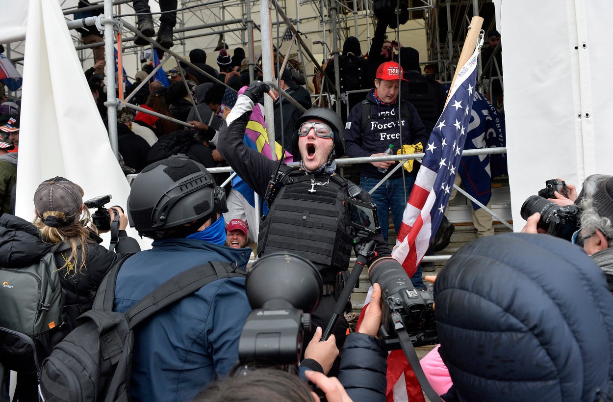 Wall Street nu ține cont deocamdată de protestele din Washington și închide ședința din 6 ianuarie 2021 la maxim istoric