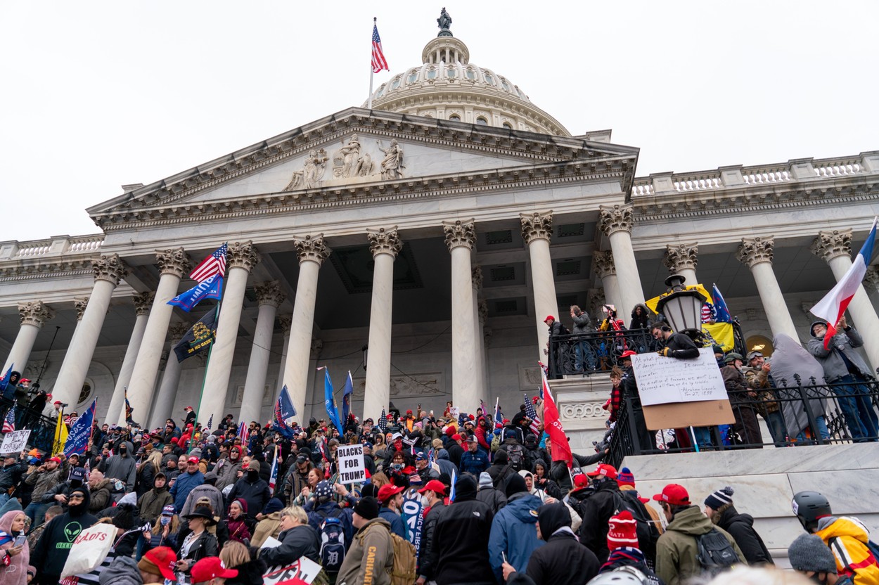 GALERIE FOTO. Bilanțul protestelor din capitala Americii: patru decese și 52 de arestări. Adjunctul consilierului pe probleme de securitate și-a anunțat oficial demisia