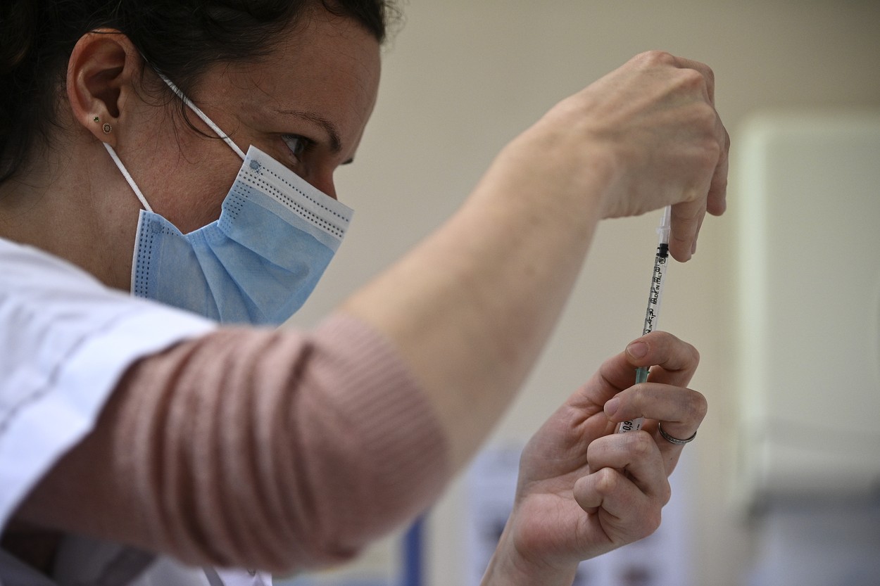 Scădere uriașă: Numărul de noi cazuri de COVID se prăbușește în România