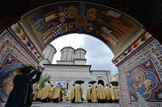 Patriarhia a cerut Arhiepiscopiei Sucevei să urgenteze ancheta în cazul bebelușului mort la botez