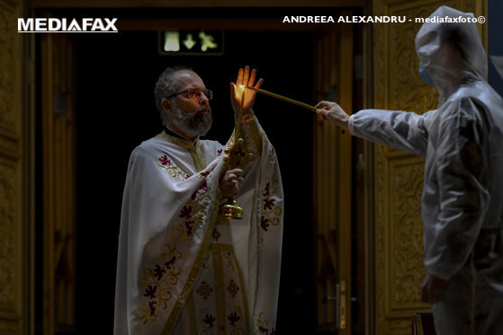 Patriarhia, în cazul bebelușului mort după botez: Există și posibilitatea turnării apei pe creștet