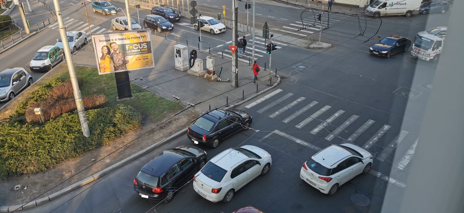 Ce înseamnă lipsa marcajelor rutiere în Capitală: Șoferii ajung să depășească coloana la semafor