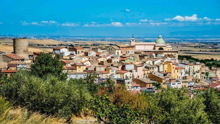 Vreți să vă mutați din România? Un orășel superb din Italia oferă case dărăpănate la 1 euro, dar și locuințe la cheie ma ieftine ca un Logan