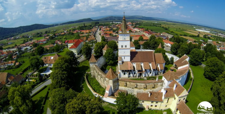 Locul superb aflat la câteva minute de Brașov, dar care nu este o stațiune de pe Valea Prahovei. Prețurile sunt aproape cu jumătate mai mici decât la cazările din Sinaia sau Predeal