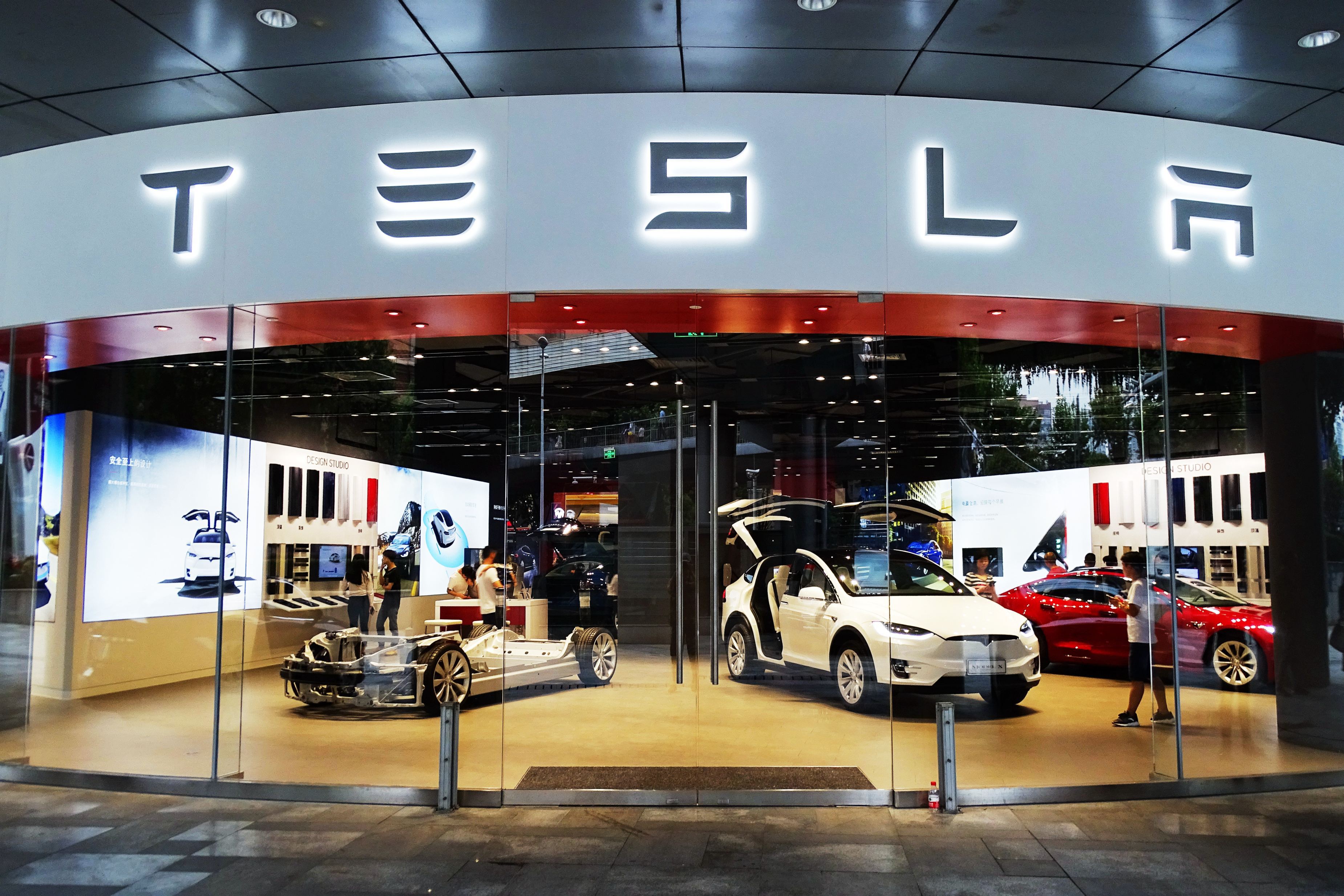 Compania Tesla a deschis primul birou în București