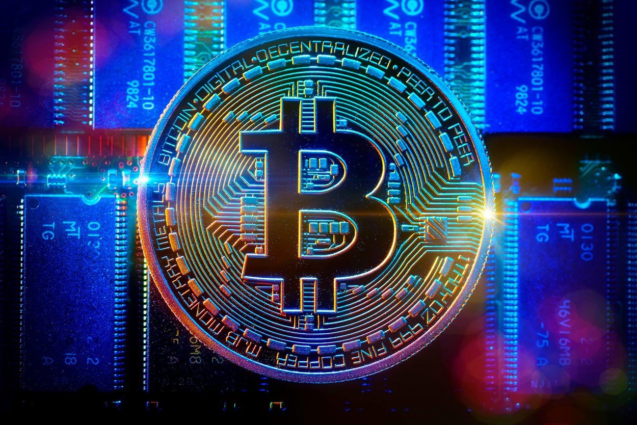 Bitcoin, la maxim istoric de 44.000 de dolari după ce Tesla a dezvăluit că a investit 1,5 miliarde de dolari în cea mai populară criptomonedă din lume
