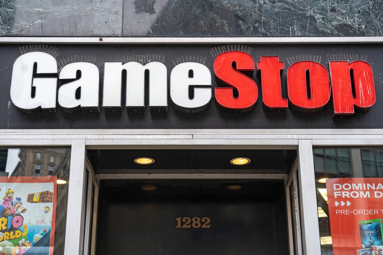 Cei doi indicatori care pot determina dacă raliul GameStop se apropie de sfârșit. Acțiunile lanțului de magazine au scăzut cu 30% în ultima ședință de tranzacționare