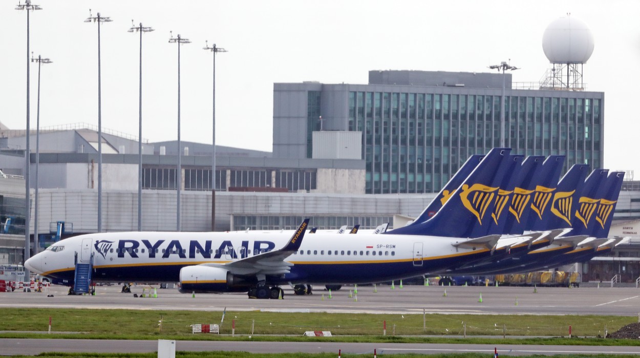 Ryanair, principalul operator aerian low-cost din Europa, anunță pierderi de un miliard de euro, cea mai slabă performanță din istoria companiei