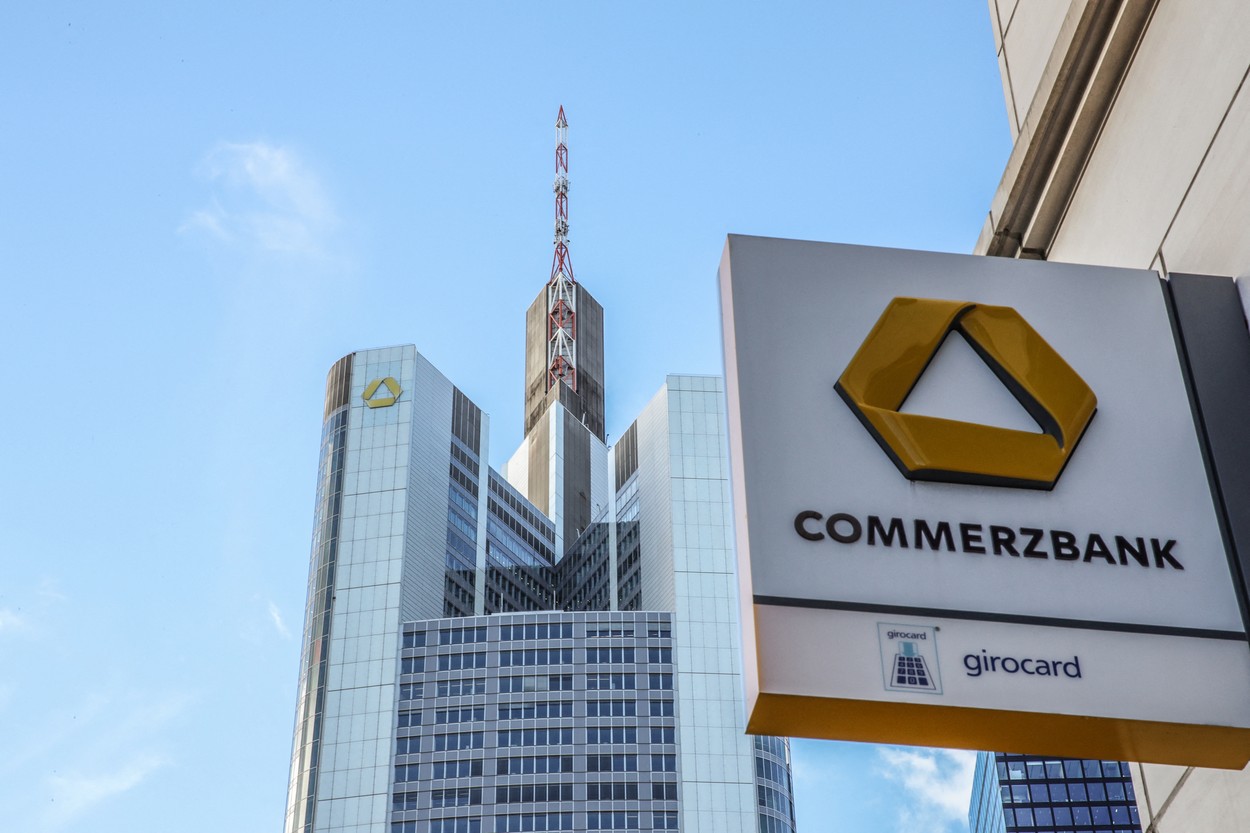 Commerzbank, a doua cea mai mare bancă din Germania, raportează pierderi de 2,7 miliarde de euro în T4. Acțiunile, în scădere cu 6,9%
