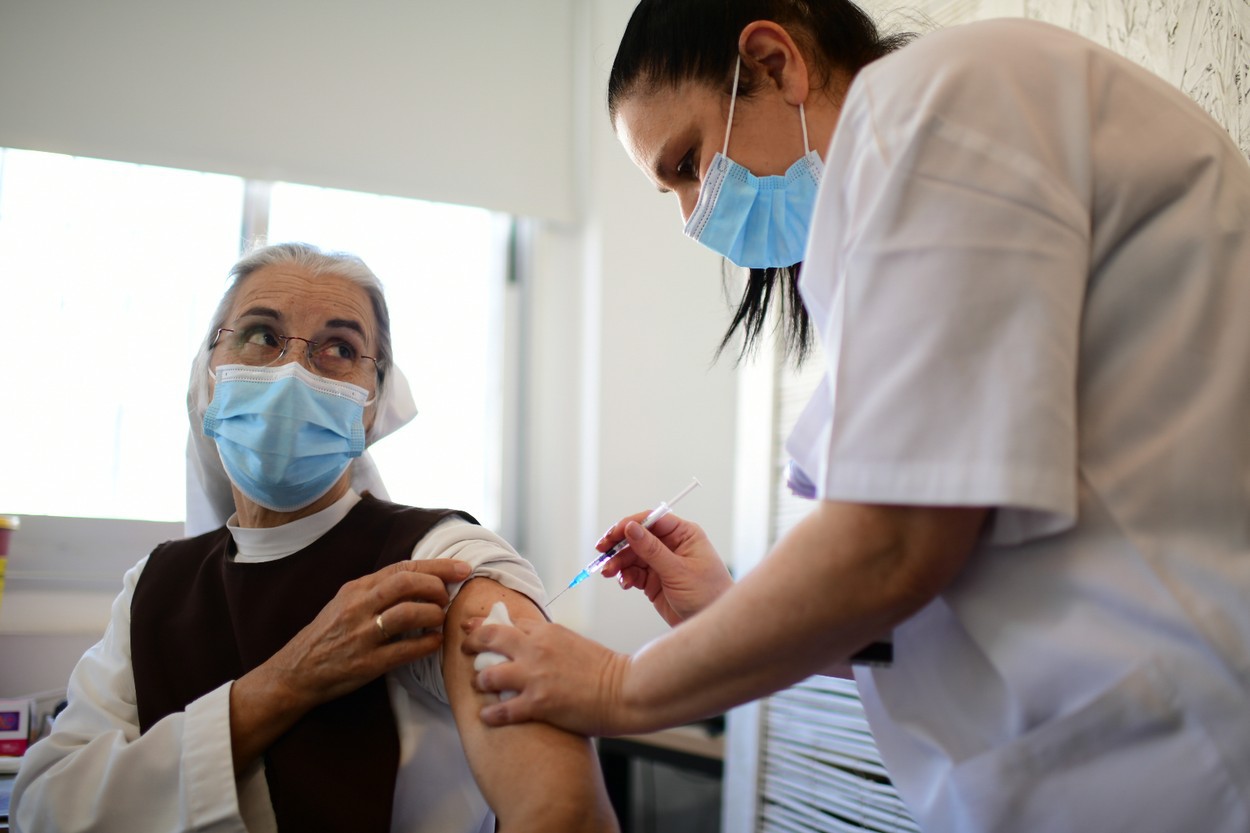 În cursa pentru dezvoltarea rapidă a unui vaccin anticoronavirus, a pus oare Pfizer profitul pe primul loc?